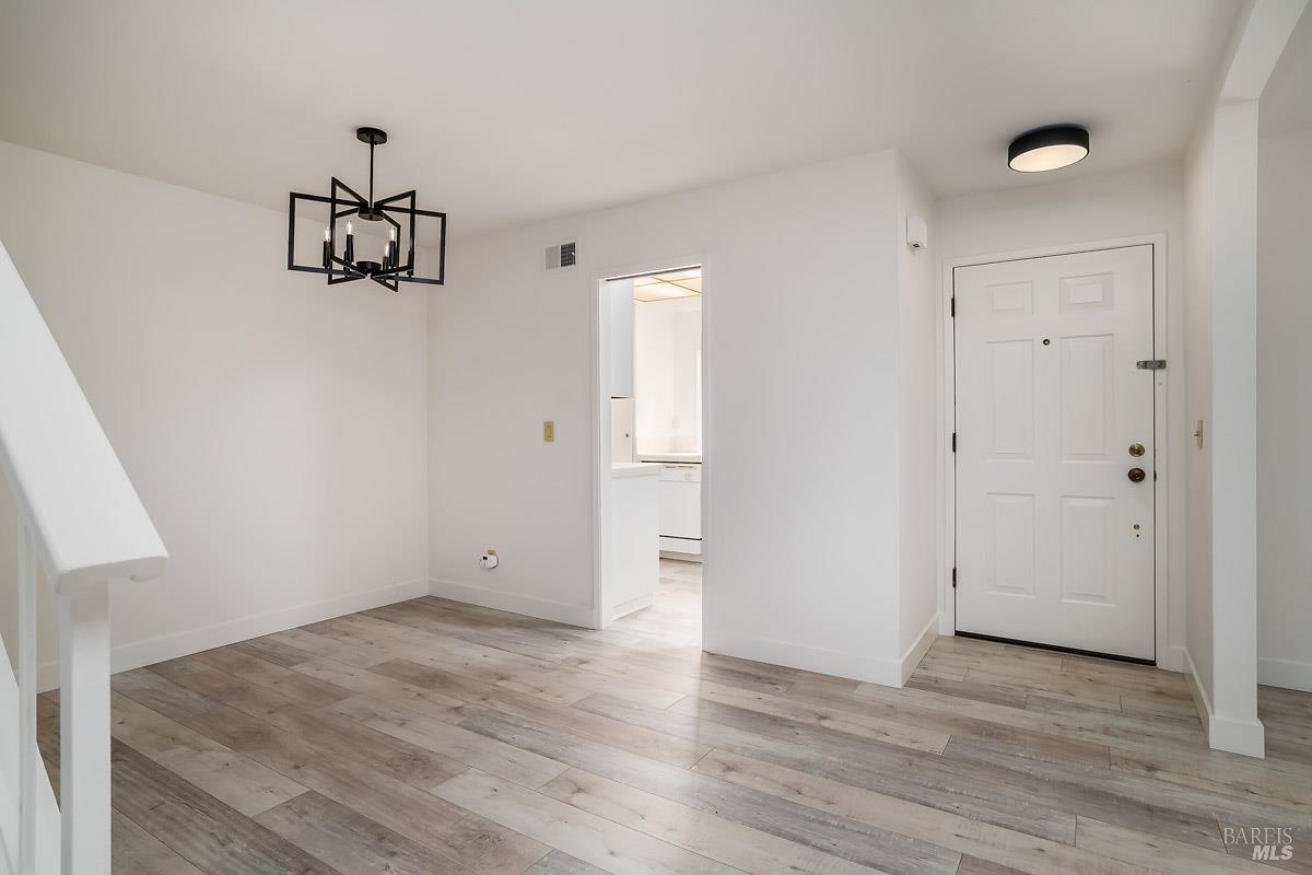 Detail Gallery Image 4 of 20 For 16 California Condor Way, Novato,  CA 94949 - 3 Beds | 2 Baths