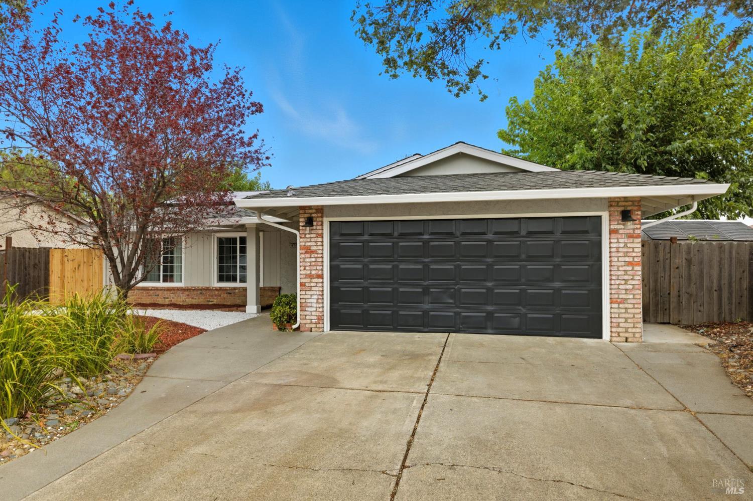 Detail Gallery Image 3 of 33 For 678 Claremont Dr, Vacaville,  CA 95687 - 3 Beds | 2 Baths