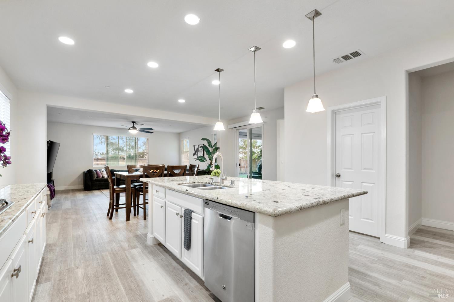 Detail Gallery Image 20 of 71 For 2437 Sanders Ln, Fairfield,  CA 94533 - 5 Beds | 4 Baths