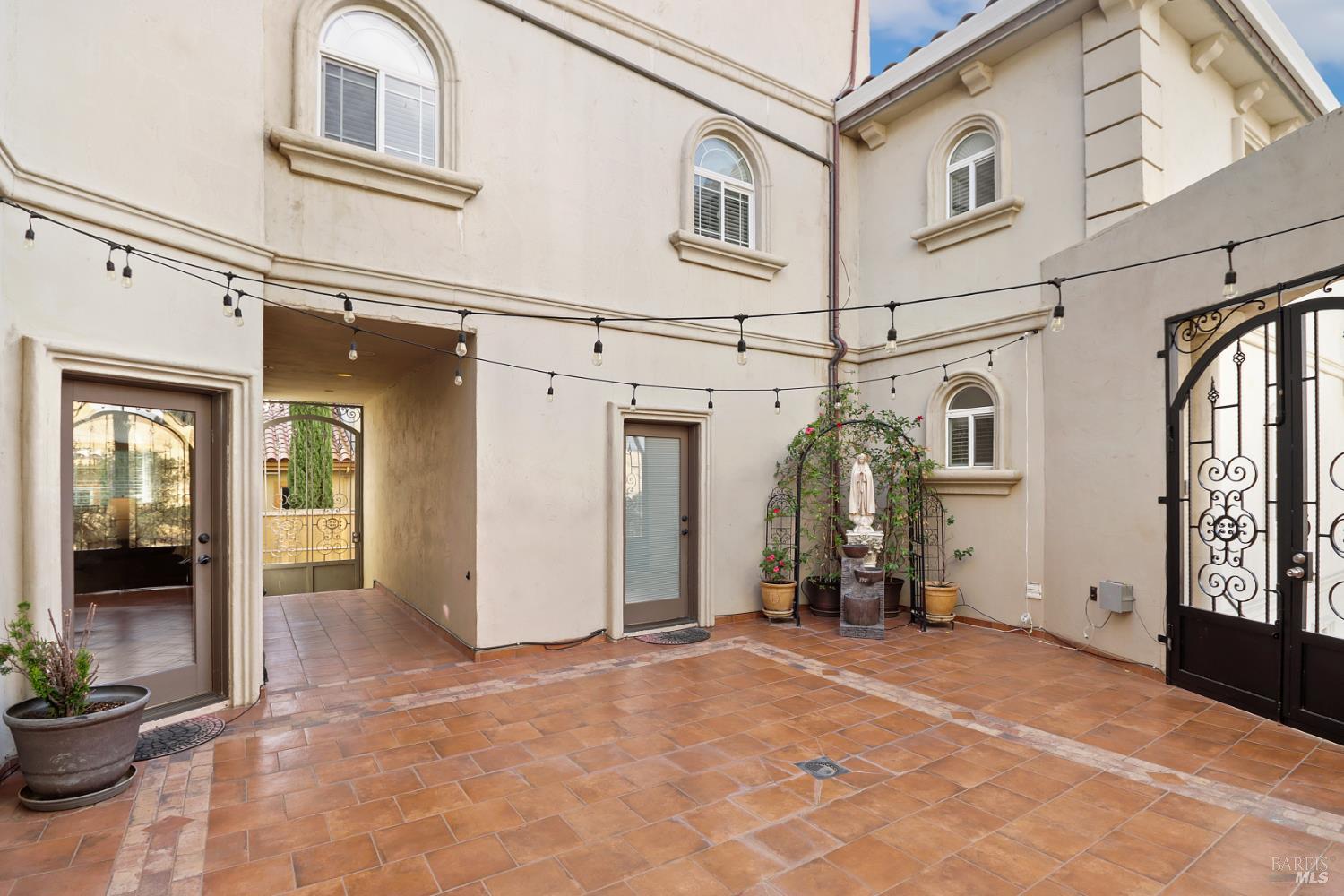 Detail Gallery Image 26 of 98 For 3945 Joslin Ln, Vacaville,  CA 95688 - 6 Beds | 5/4 Baths