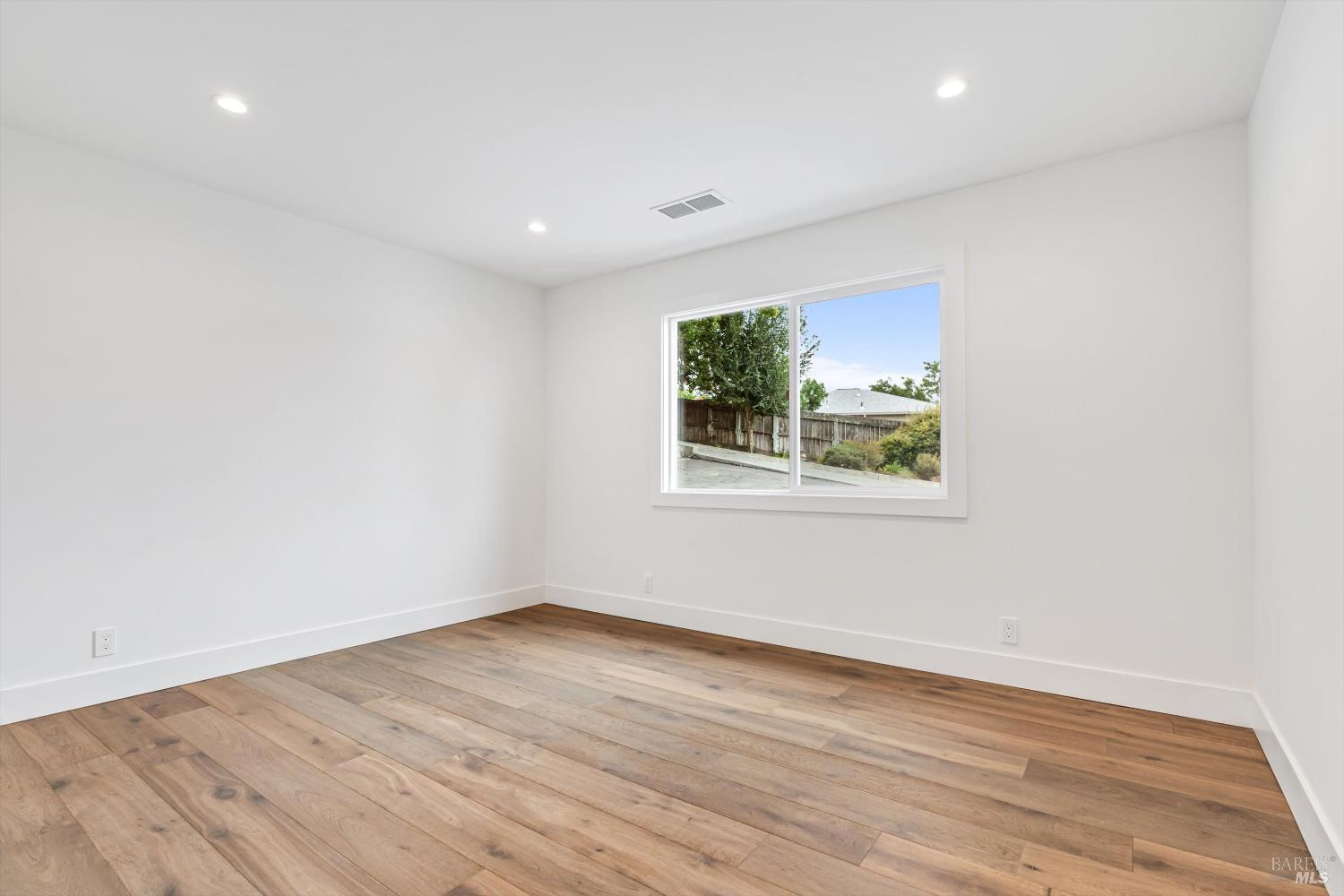 Detail Gallery Image 10 of 22 For 4 George Ter, Petaluma,  CA 94952 - 2 Beds | 1/1 Baths