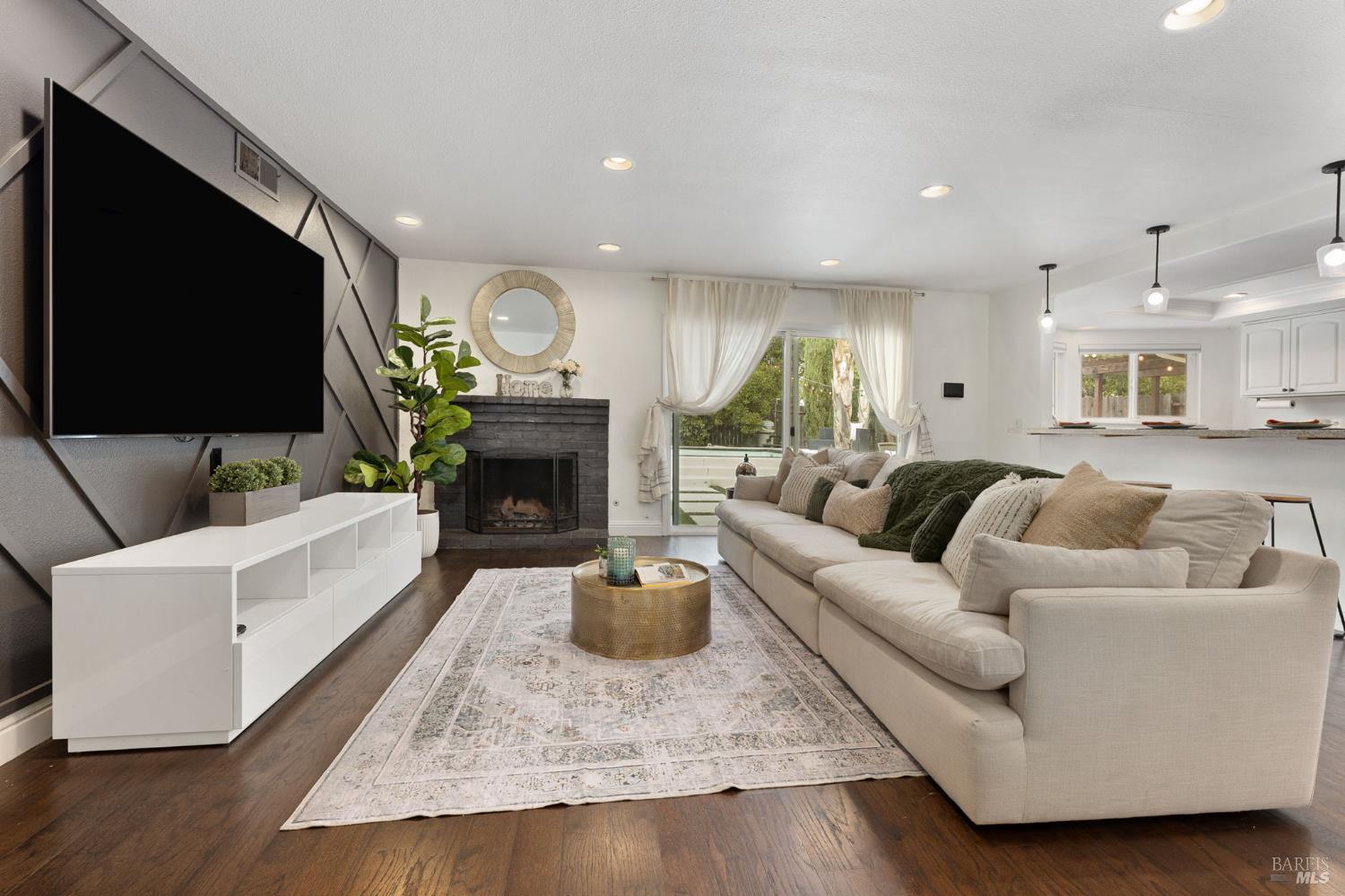 Detail Gallery Image 5 of 33 For 678 Claremont Dr, Vacaville,  CA 95687 - 3 Beds | 2 Baths