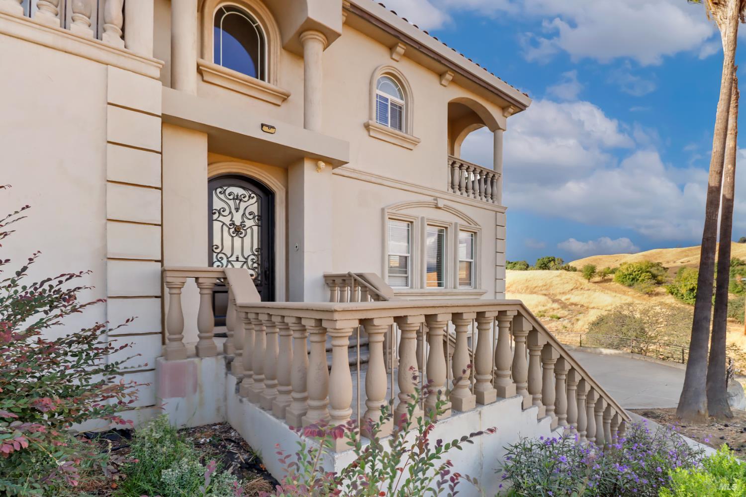 Detail Gallery Image 14 of 98 For 3945 Joslin Ln, Vacaville,  CA 95688 - 6 Beds | 5/4 Baths