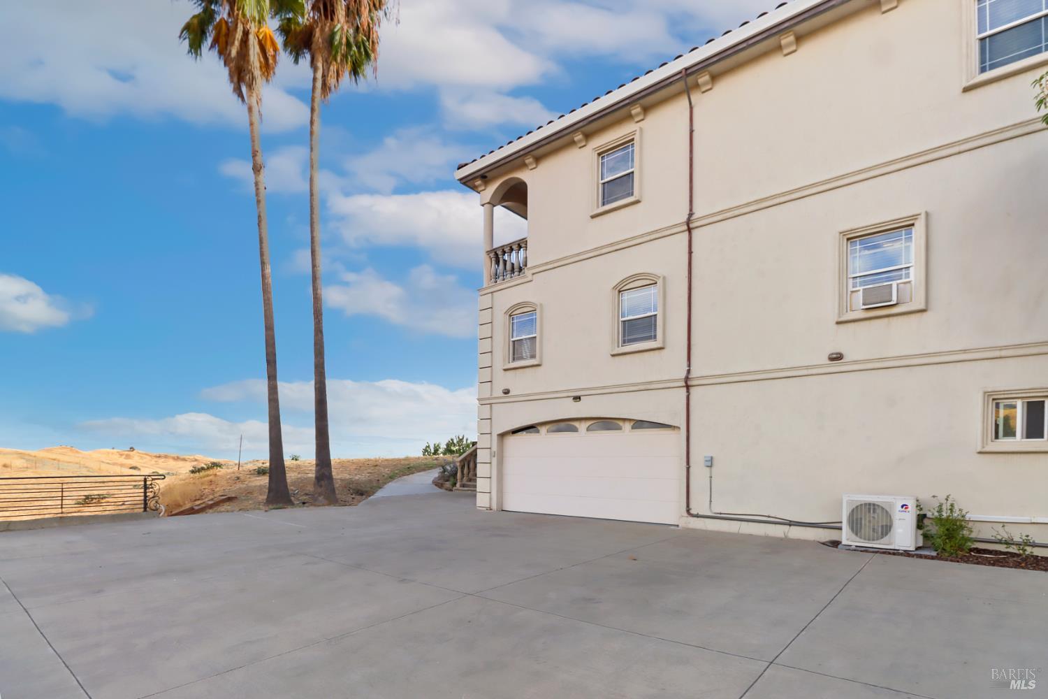 Detail Gallery Image 10 of 98 For 3945 Joslin Ln, Vacaville,  CA 95688 - 6 Beds | 5/4 Baths