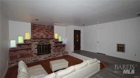 Detail Gallery Image 4 of 22 For 341 Lake St, Clearlake Oaks,  CA 95423 - 2 Beds | 2 Baths