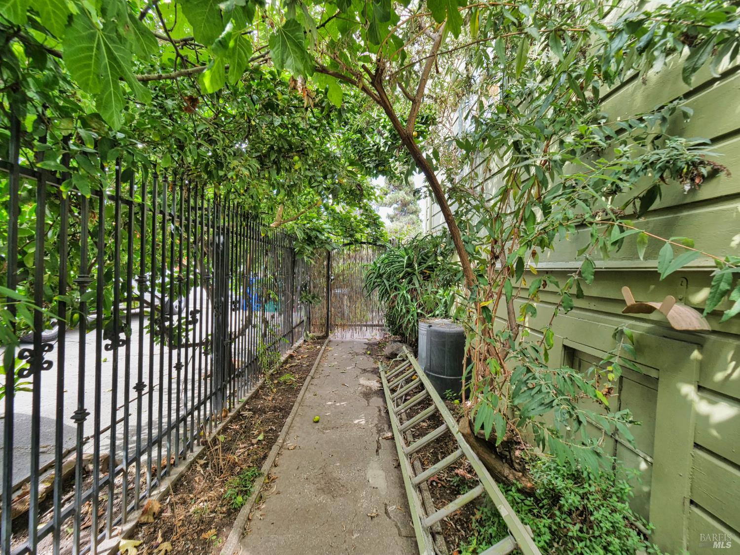 Detail Gallery Image 4 of 33 For 1014 Castro St, Oakland,  CA 94607 - – Beds | – Baths