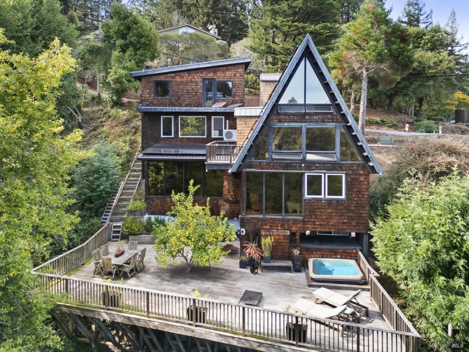 Detail Gallery Image 3 of 43 For 40 Mountain Ln, Mill Valley,  CA 94941 - 3 Beds | 2/1 Baths