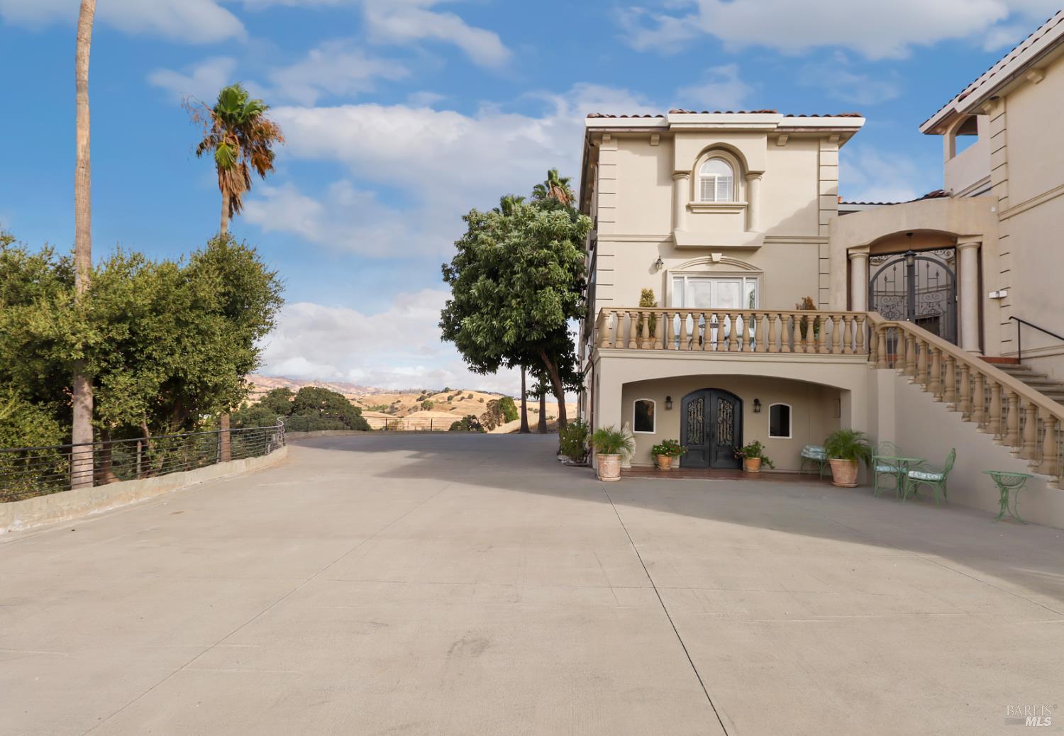 Detail Gallery Image 9 of 98 For 3945 Joslin Ln, Vacaville,  CA 95688 - 6 Beds | 5/4 Baths