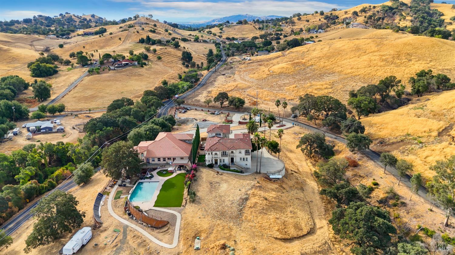 Detail Gallery Image 5 of 98 For 3945 Joslin Ln, Vacaville,  CA 95688 - 6 Beds | 5/4 Baths