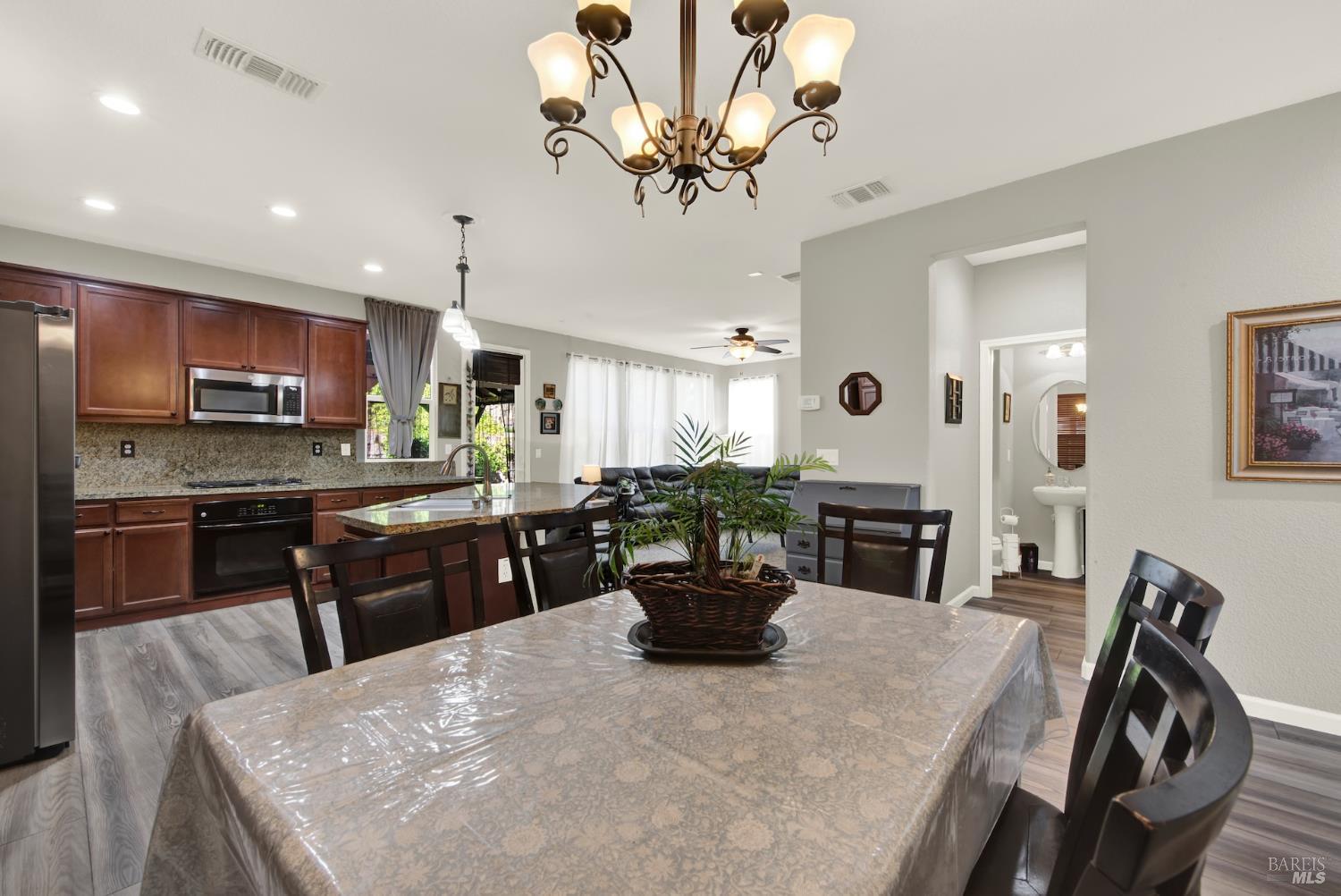 Detail Gallery Image 10 of 51 For 571 Citrine Cir, Fairfield,  CA 94534 - 3 Beds | 2/1 Baths