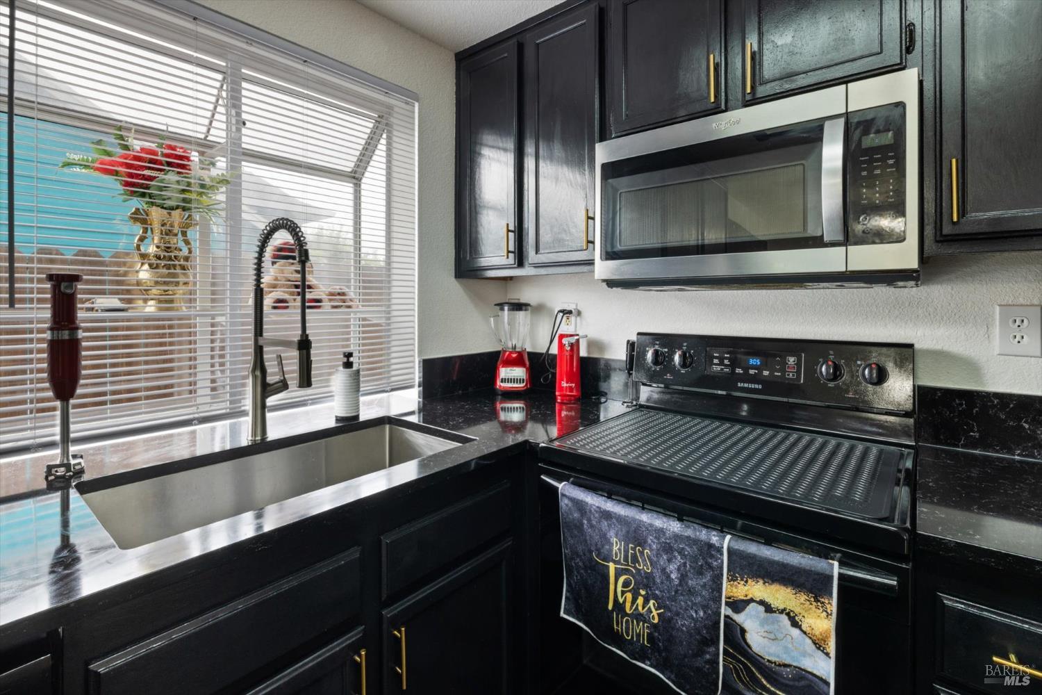 Detail Gallery Image 13 of 31 For 191 Cimarron Dr, Vallejo,  CA 94589 - 3 Beds | 2/1 Baths