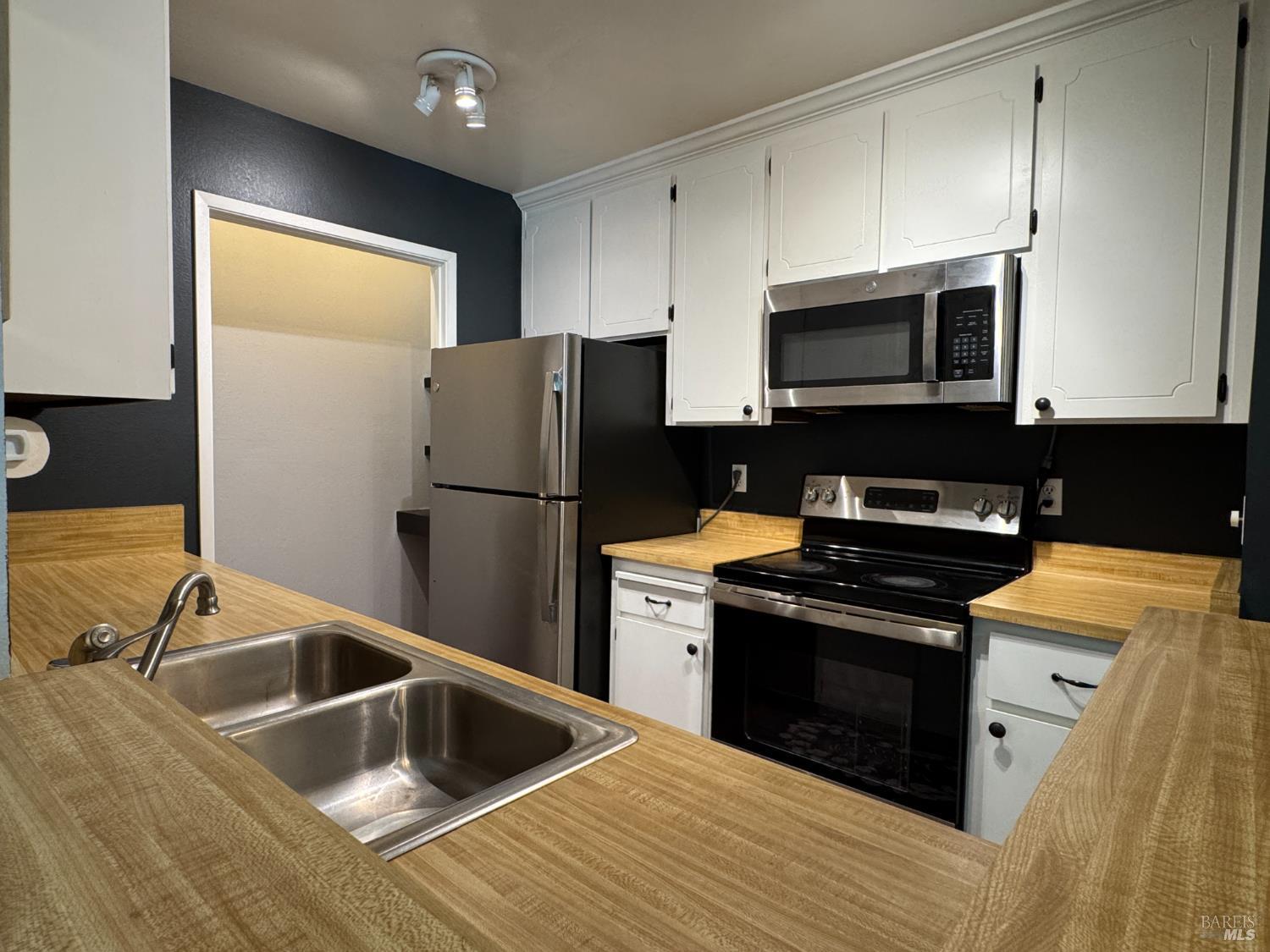 Detail Gallery Image 16 of 65 For 58 Scottsdale Way, Novato,  CA 94945 - 2 Beds | 1/1 Baths