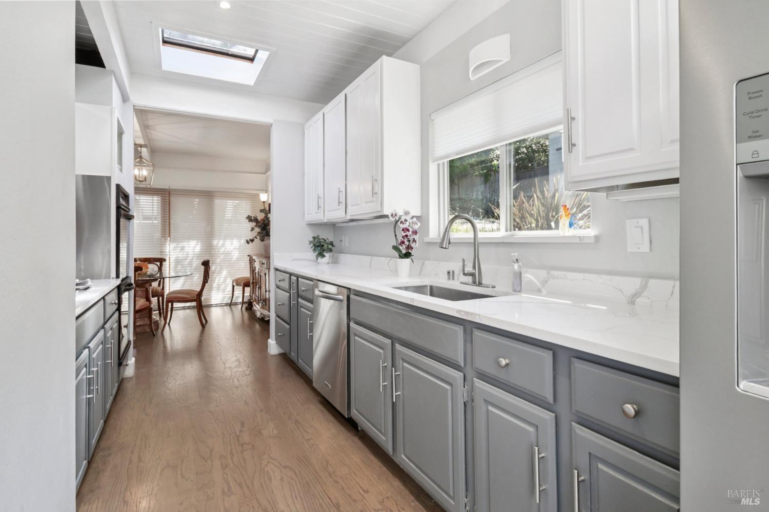 Detail Gallery Image 6 of 20 For 60 Crest Ave, San Anselmo,  CA 94960 - 3 Beds | 2/1 Baths