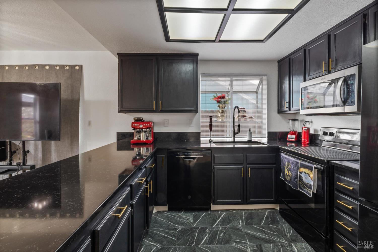 Detail Gallery Image 12 of 31 For 191 Cimarron Dr, Vallejo,  CA 94589 - 3 Beds | 2/1 Baths