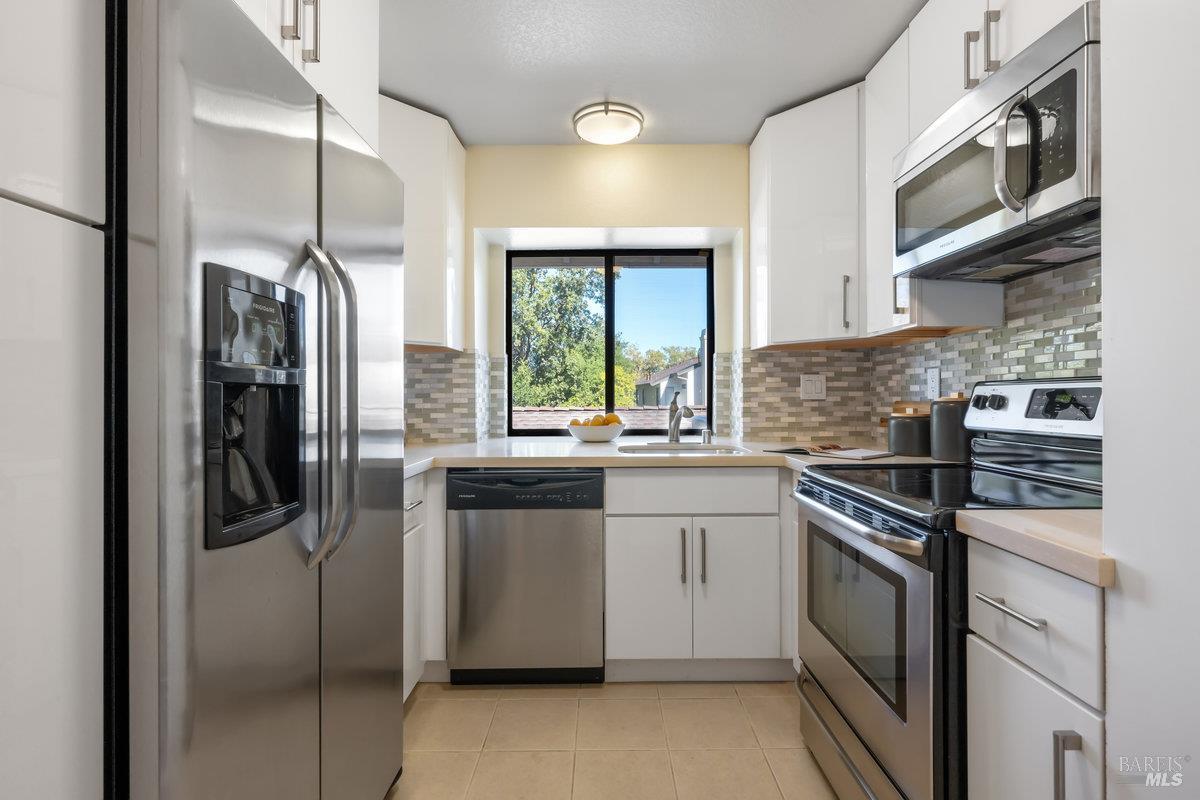 Detail Gallery Image 8 of 28 For 32 Picadilly Ct, San Rafael,  CA 94903 - 2 Beds | 2 Baths