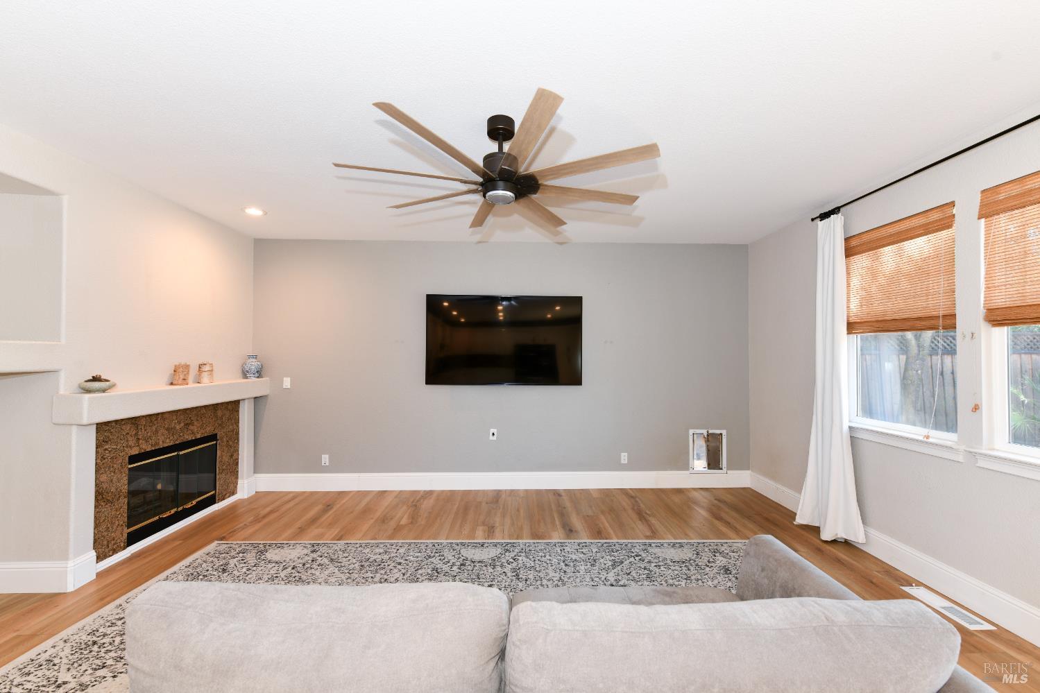 Detail Gallery Image 12 of 36 For 1185 Rochioli Dr, Windsor,  CA 95492 - 4 Beds | 2/1 Baths