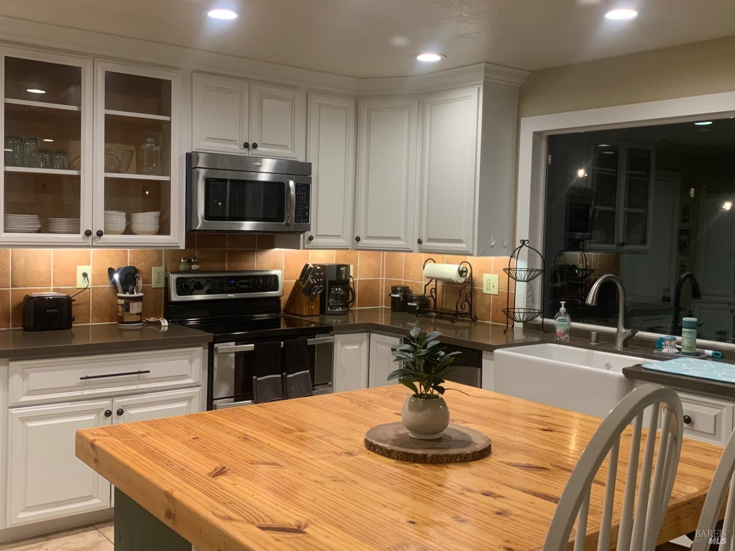 Detail Gallery Image 8 of 22 For 240 Newbury Way, American Canyon,  CA 94503 - 4 Beds | 3 Baths