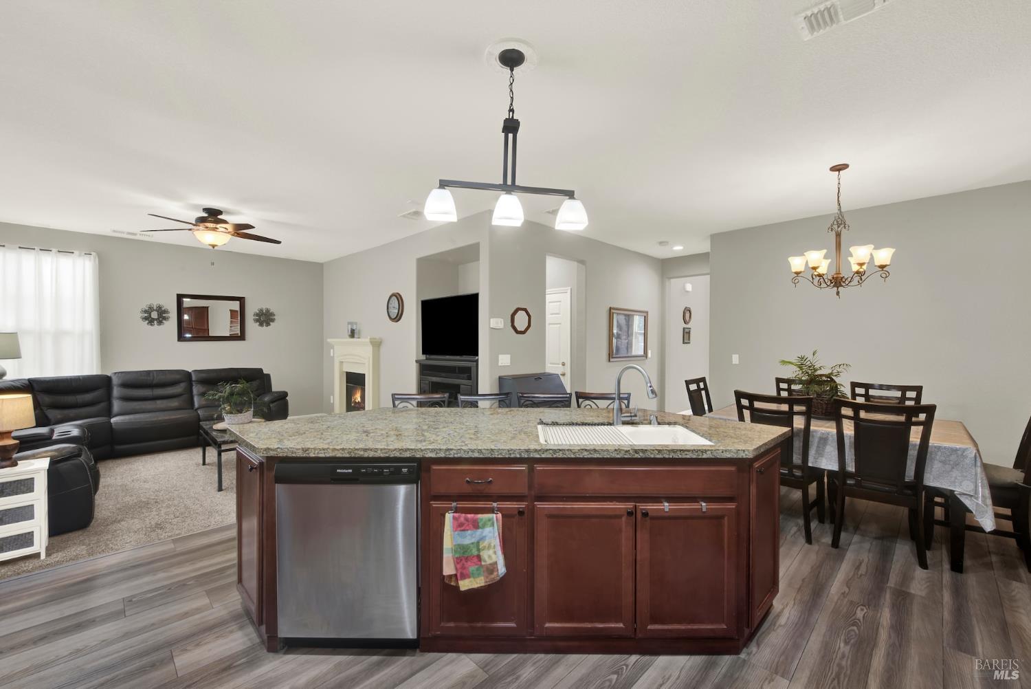 Detail Gallery Image 12 of 51 For 571 Citrine Cir, Fairfield,  CA 94534 - 3 Beds | 2/1 Baths