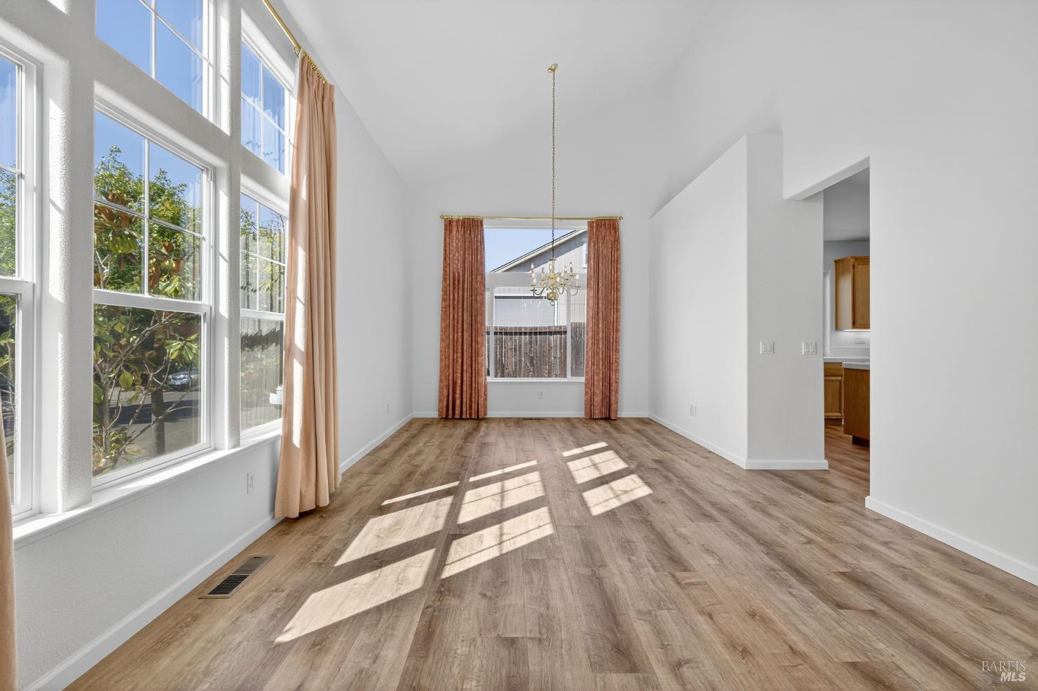 Detail Gallery Image 6 of 62 For 184 El Encanto Way, Santa Rosa,  CA 95409 - 4 Beds | 3/1 Baths