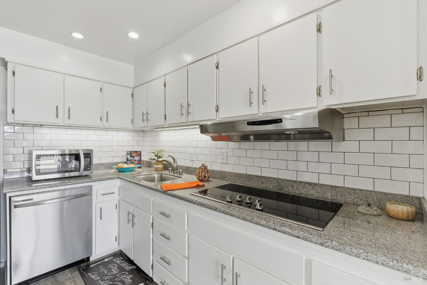 Detail Gallery Image 8 of 38 For 34 Andrew Dr #135,  Tiburon,  CA 94920 - 2 Beds | 1 Baths