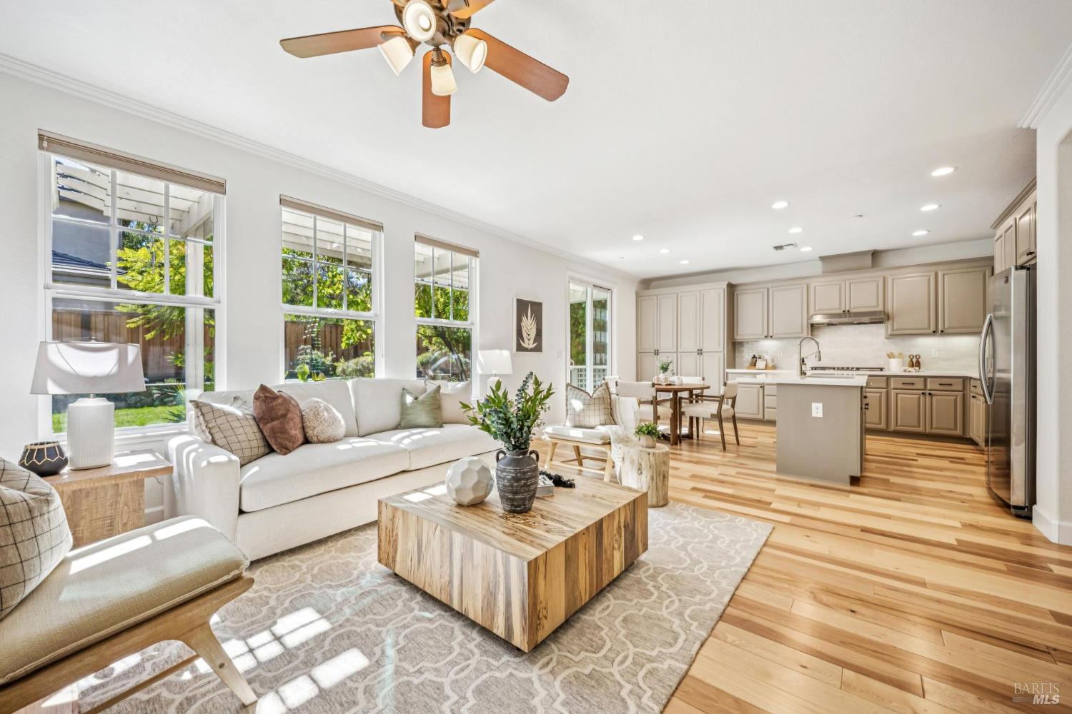 Detail Gallery Image 14 of 52 For 71 Oak Grove Dr, Novato,  CA 94949 - 4 Beds | 3/1 Baths