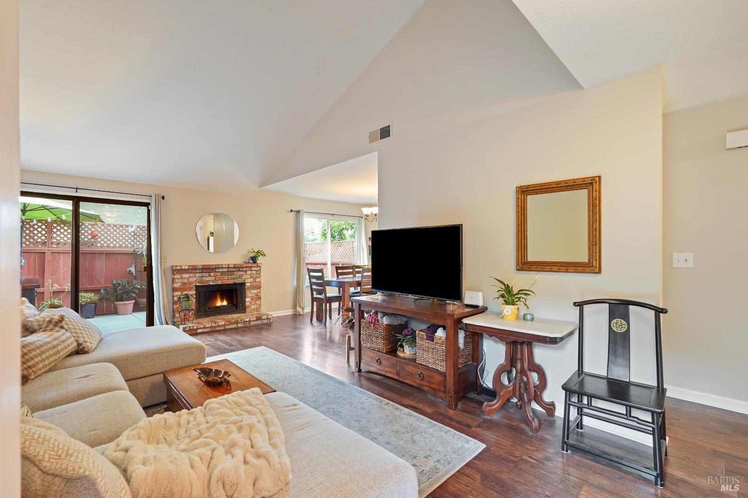 Detail Gallery Image 5 of 38 For 1781 Lindo St, Benicia,  CA 94510 - 2 Beds | 2 Baths