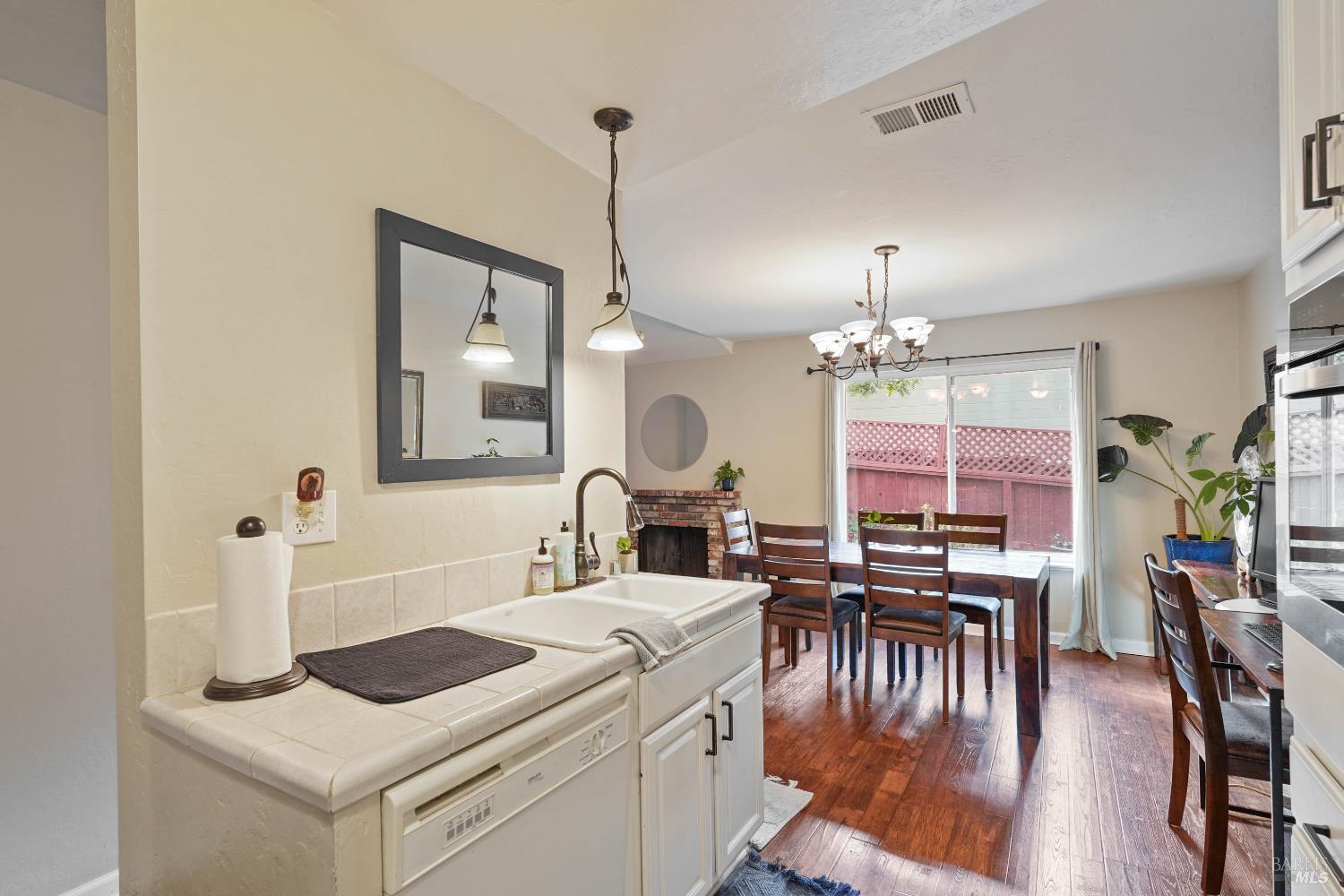 Detail Gallery Image 14 of 38 For 1781 Lindo St, Benicia,  CA 94510 - 2 Beds | 2 Baths