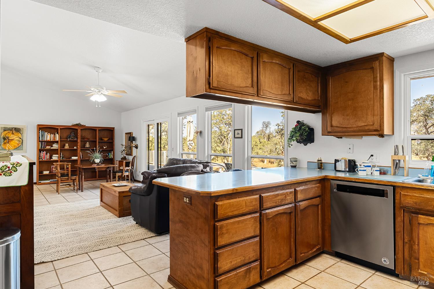 Detail Gallery Image 16 of 52 For 14420 Mesa Ct, Red Bluff,  CA 96080 - 3 Beds | 2 Baths
