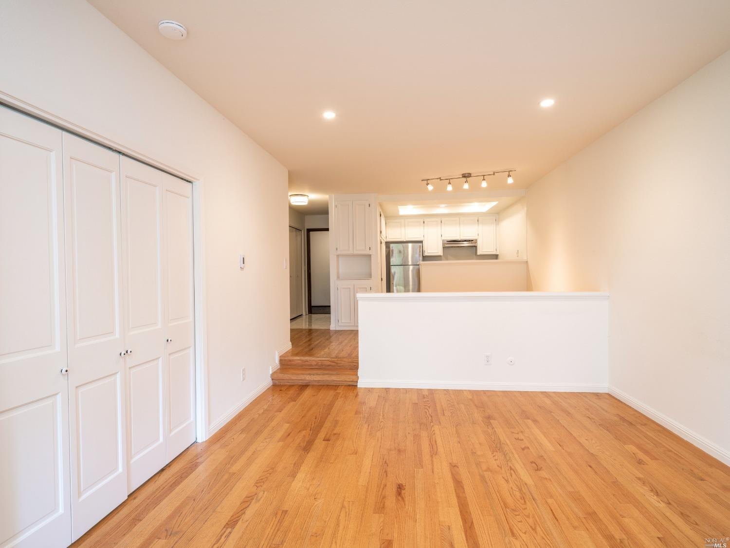 Detail Gallery Image 4 of 33 For 554 Seaver Dr, Mill Valley,  CA 94941 - 1 Beds | 1 Baths