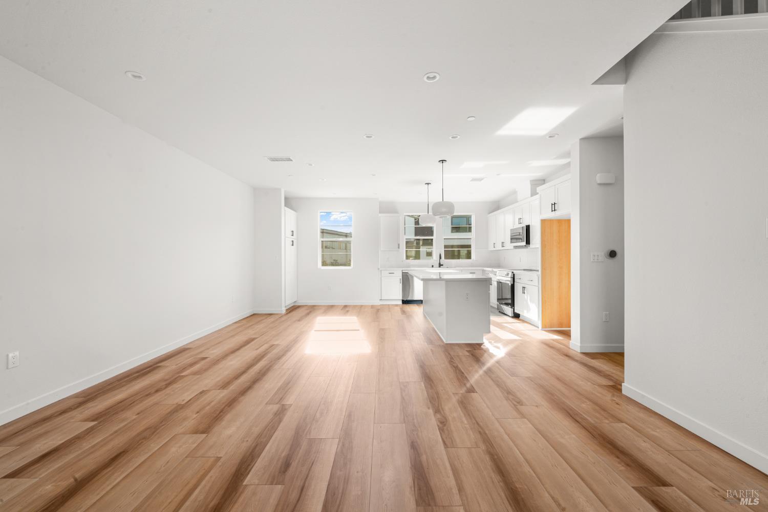 Detail Gallery Image 3 of 21 For 225 Wellness Way, Rohnert Park,  CA 94928 - 3 Beds | 3 Baths