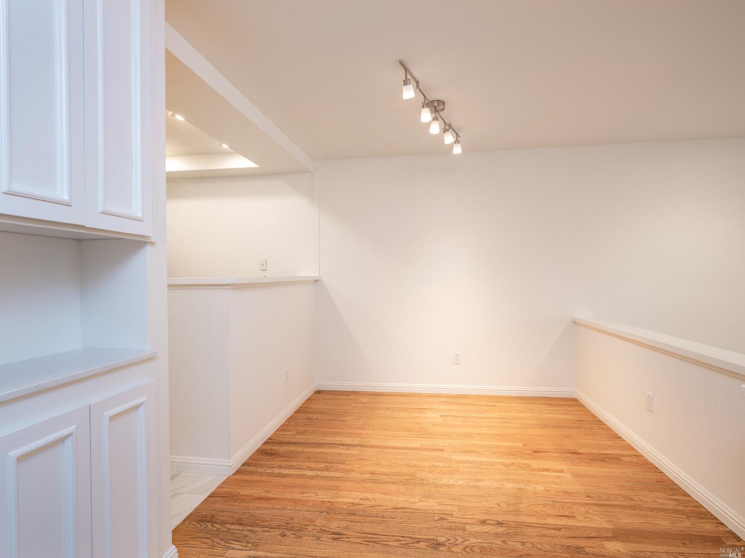 Detail Gallery Image 6 of 33 For 554 Seaver Dr, Mill Valley,  CA 94941 - 1 Beds | 1 Baths