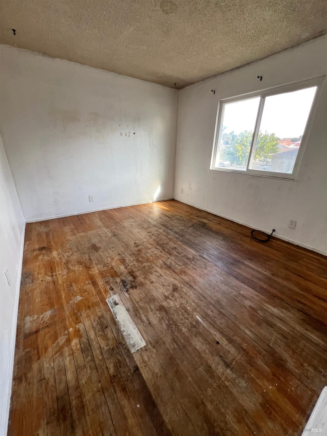 Detail Gallery Image 8 of 12 For 203 Baylor Dr, Vallejo,  CA 94589 - 5 Beds | 3/1 Baths