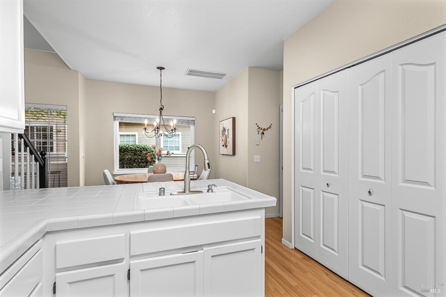 Detail Gallery Image 14 of 36 For 906 Woodlake Dr, Santa Rosa,  CA 95405 - 3 Beds | 2/1 Baths