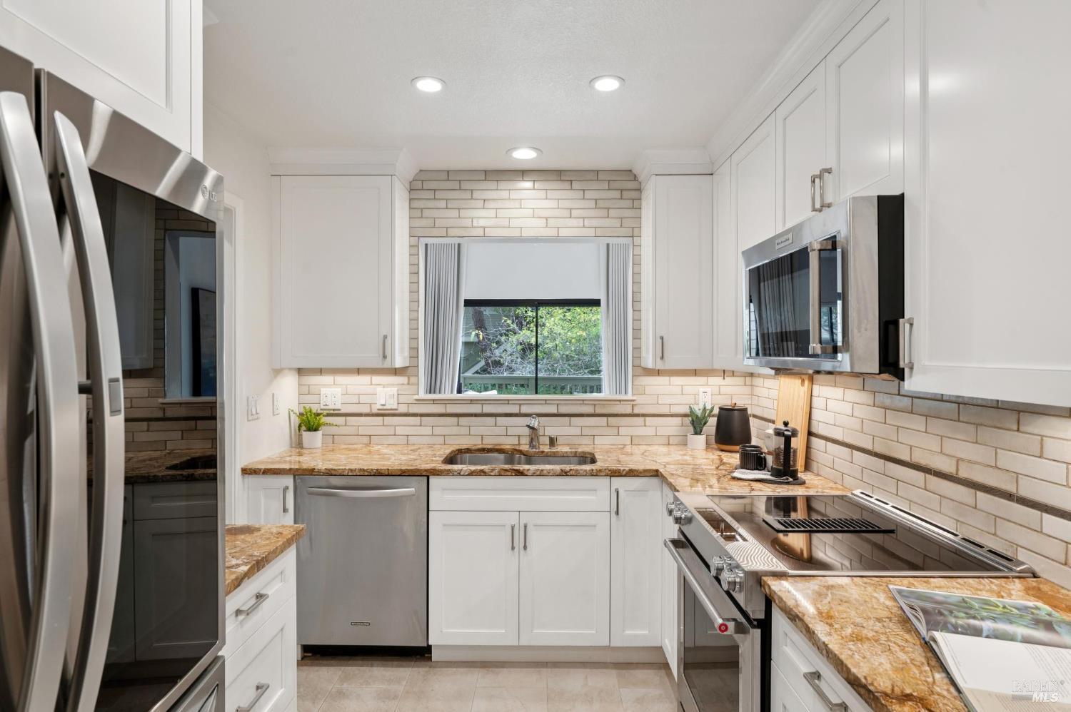 Detail Gallery Image 27 of 54 For 121 Eucalyptus Knoll St, Mill Valley,  CA 94941 - 2 Beds | 2 Baths