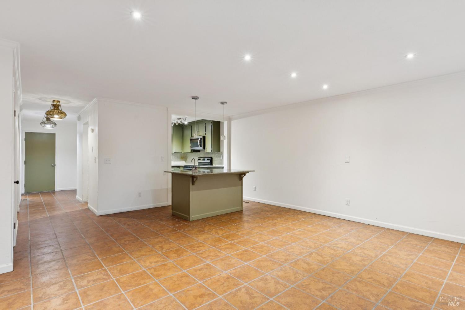 Detail Gallery Image 8 of 33 For 602 Marylyn Cir, Petaluma,  CA 94954 - 3 Beds | 2/1 Baths