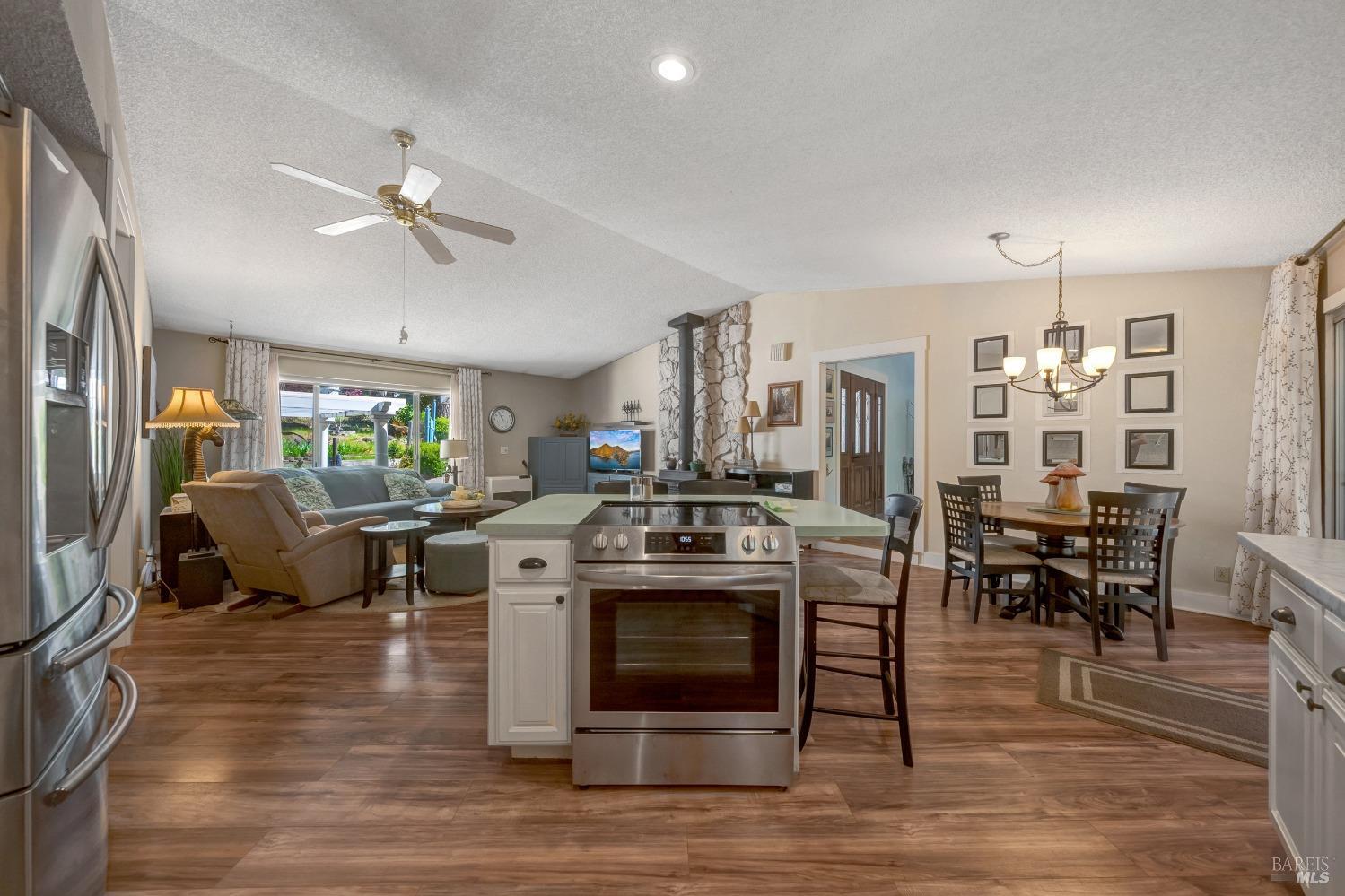 Detail Gallery Image 14 of 61 For 16675 Mountain View Dr, Cobb,  CA 95426 - 4 Beds | 3 Baths