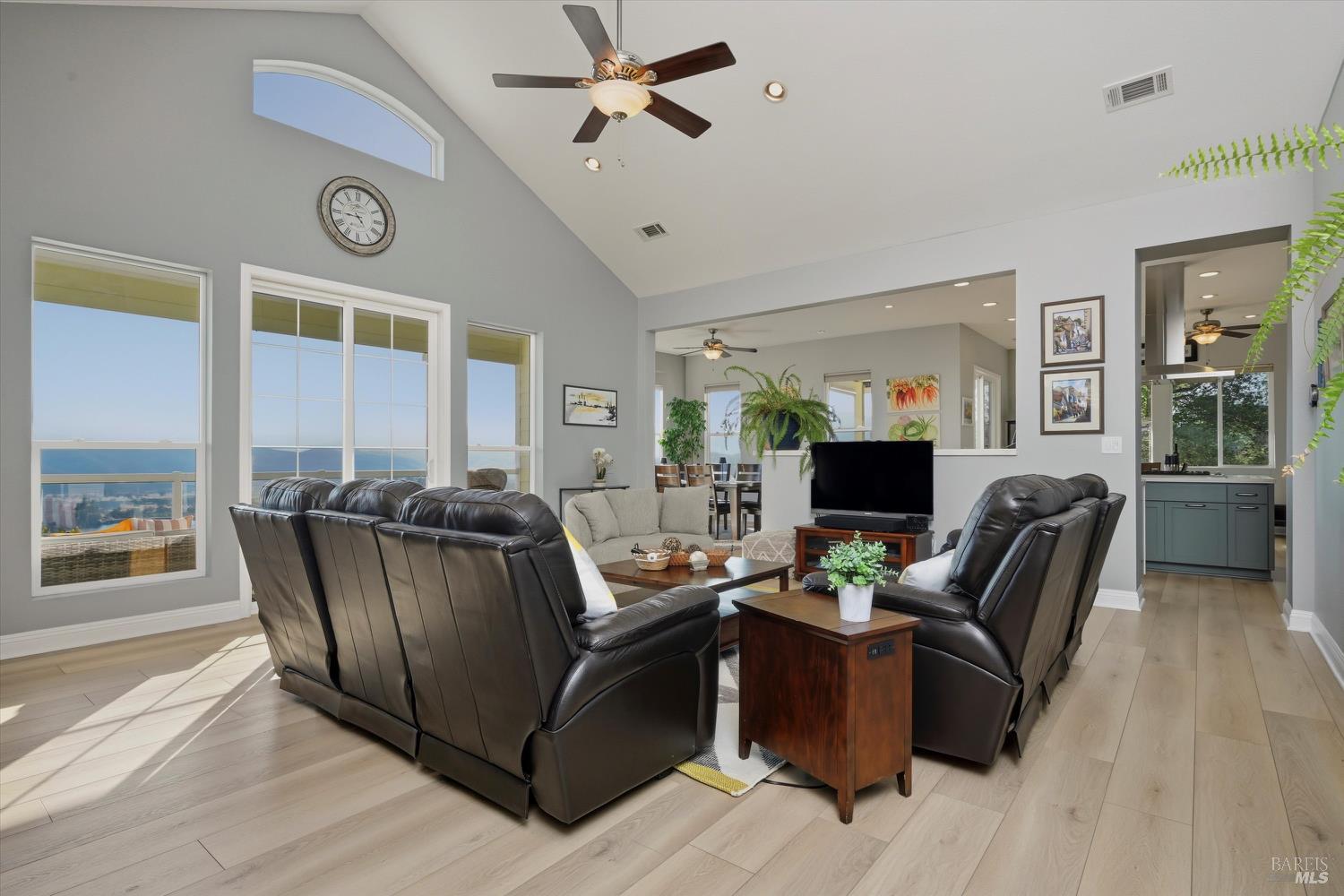 Detail Gallery Image 10 of 79 For 18530 Glenwood Rd, Hidden Valley Lake,  CA 95467 - 3 Beds | 3/1 Baths