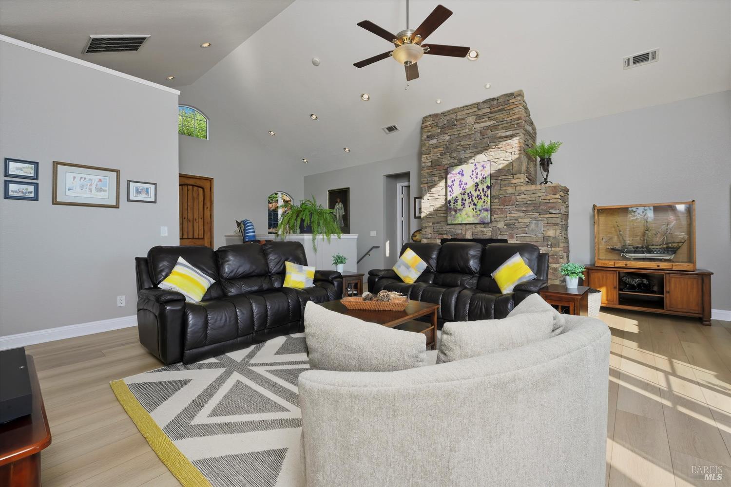 Detail Gallery Image 9 of 79 For 18530 Glenwood Rd, Hidden Valley Lake,  CA 95467 - 3 Beds | 3/1 Baths