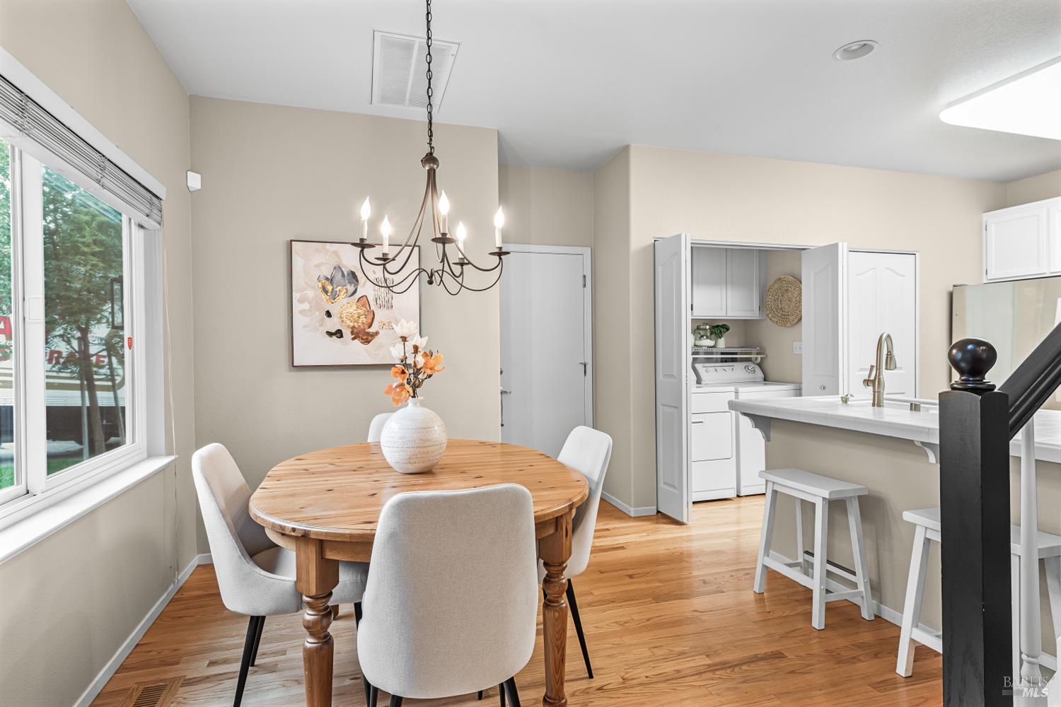 Detail Gallery Image 9 of 36 For 906 Woodlake Dr, Santa Rosa,  CA 95405 - 3 Beds | 2/1 Baths