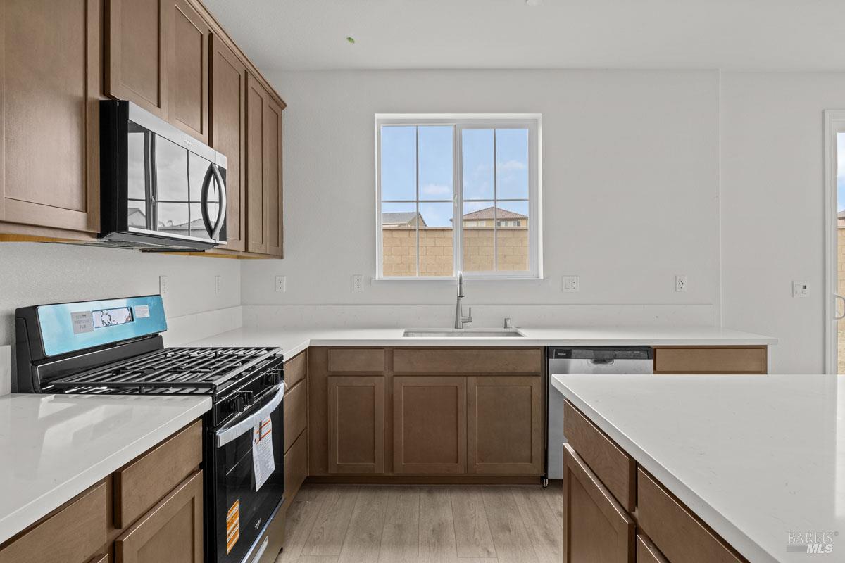 Detail Gallery Image 8 of 18 For 5420 Riverview Ln, Antioch,  CA 94531 - 4 Beds | 3 Baths