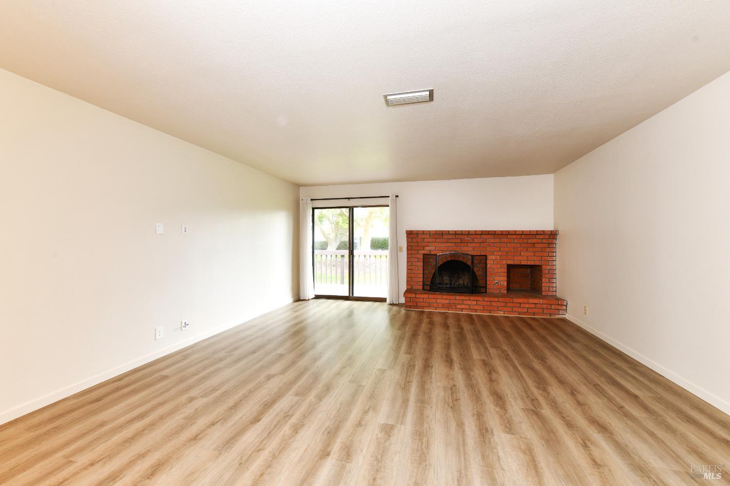 Detail Gallery Image 3 of 28 For 143 Vineyard Cir, Yountville,  CA 94559 - 2 Beds | 2 Baths