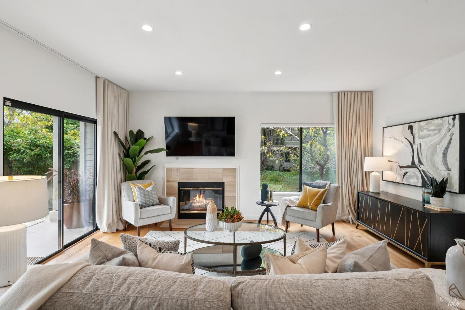 Detail Gallery Image 4 of 54 For 121 Eucalyptus Knoll St, Mill Valley,  CA 94941 - 2 Beds | 2 Baths