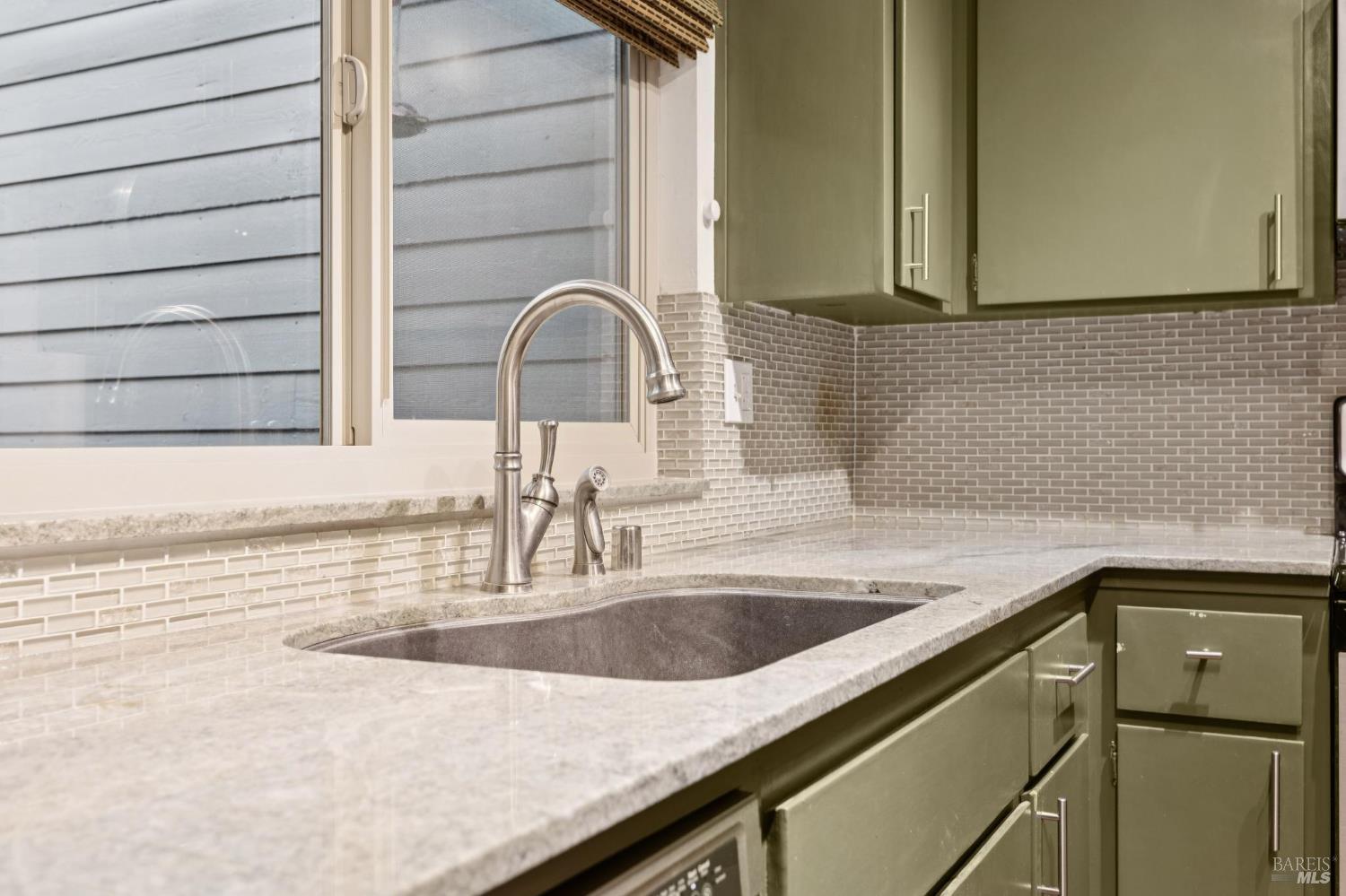 Detail Gallery Image 11 of 33 For 602 Marylyn Cir, Petaluma,  CA 94954 - 3 Beds | 2/1 Baths