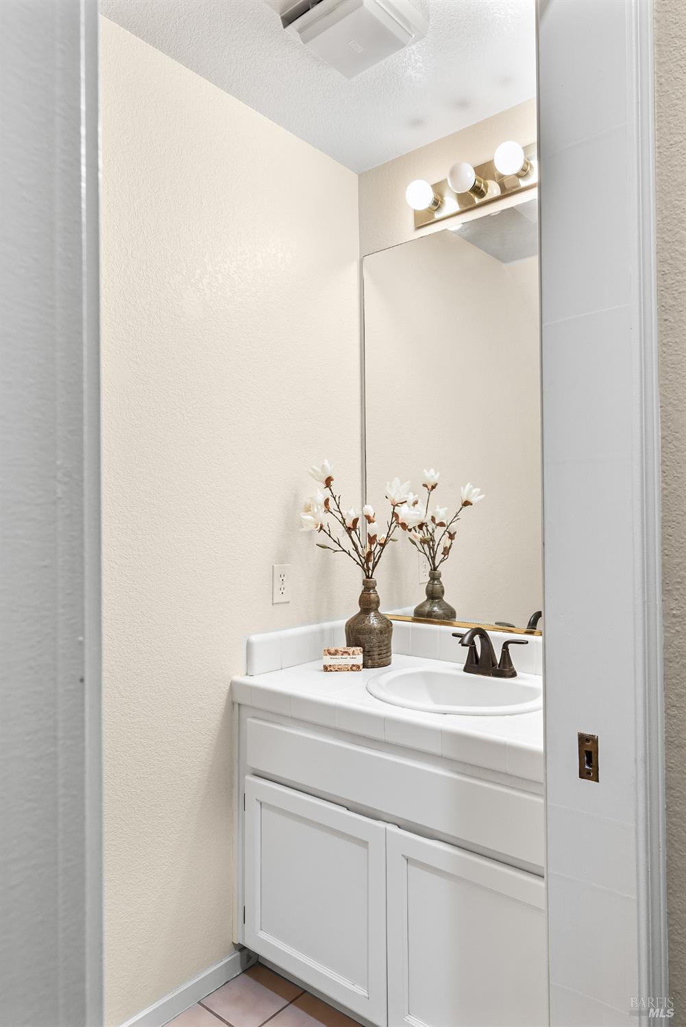 Detail Gallery Image 17 of 36 For 906 Woodlake Dr, Santa Rosa,  CA 95405 - 3 Beds | 2/1 Baths