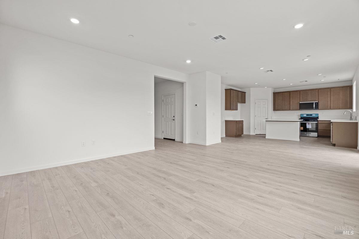 Detail Gallery Image 5 of 18 For 5420 Riverview Ln, Antioch,  CA 94531 - 4 Beds | 3 Baths