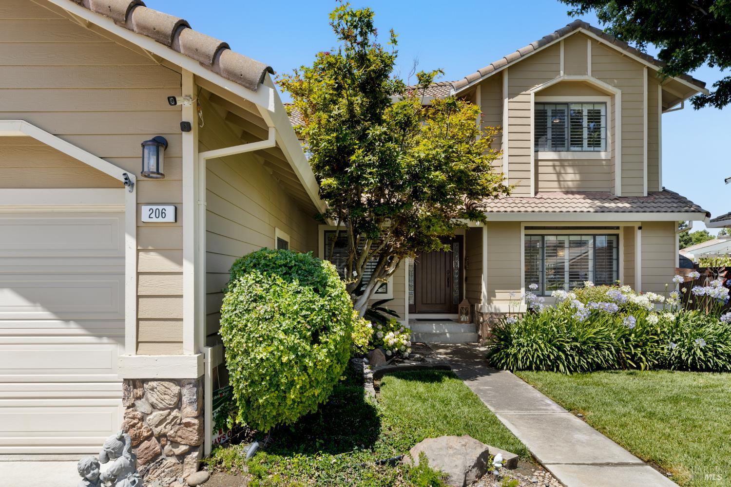 Detail Gallery Image 4 of 56 For 206 Willow Green Way, Vacaville,  CA 95687 - 5 Beds | 3 Baths