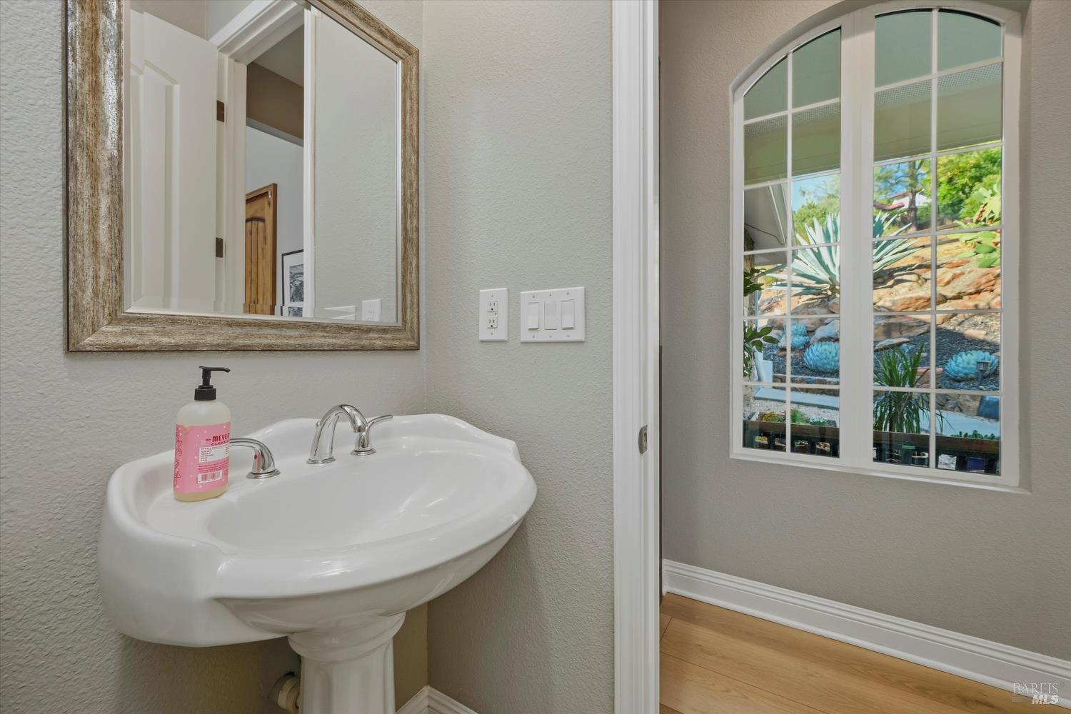 Detail Gallery Image 25 of 79 For 18530 Glenwood Rd, Hidden Valley Lake,  CA 95467 - 3 Beds | 3/1 Baths