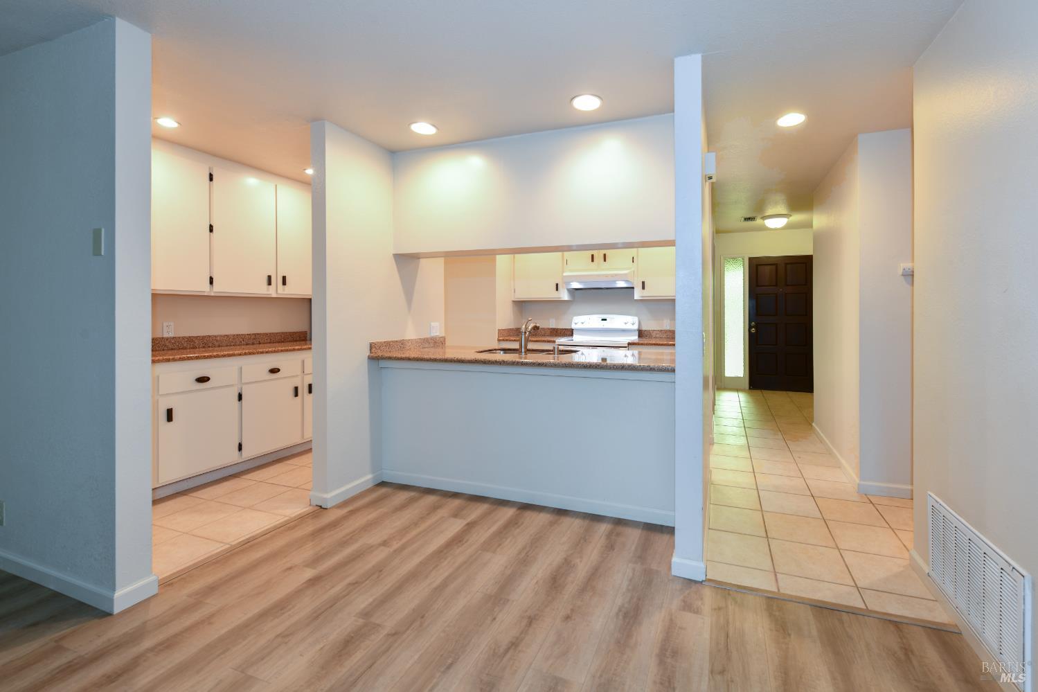 Detail Gallery Image 4 of 28 For 143 Vineyard Cir, Yountville,  CA 94559 - 2 Beds | 2 Baths