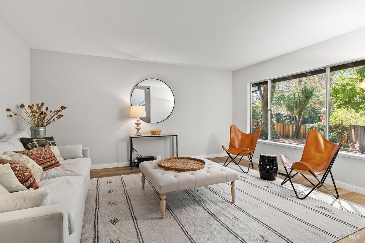 Detail Gallery Image 4 of 15 For 3 Glen Dr, Fairfax,  CA 94930 - 3 Beds | 2/1 Baths