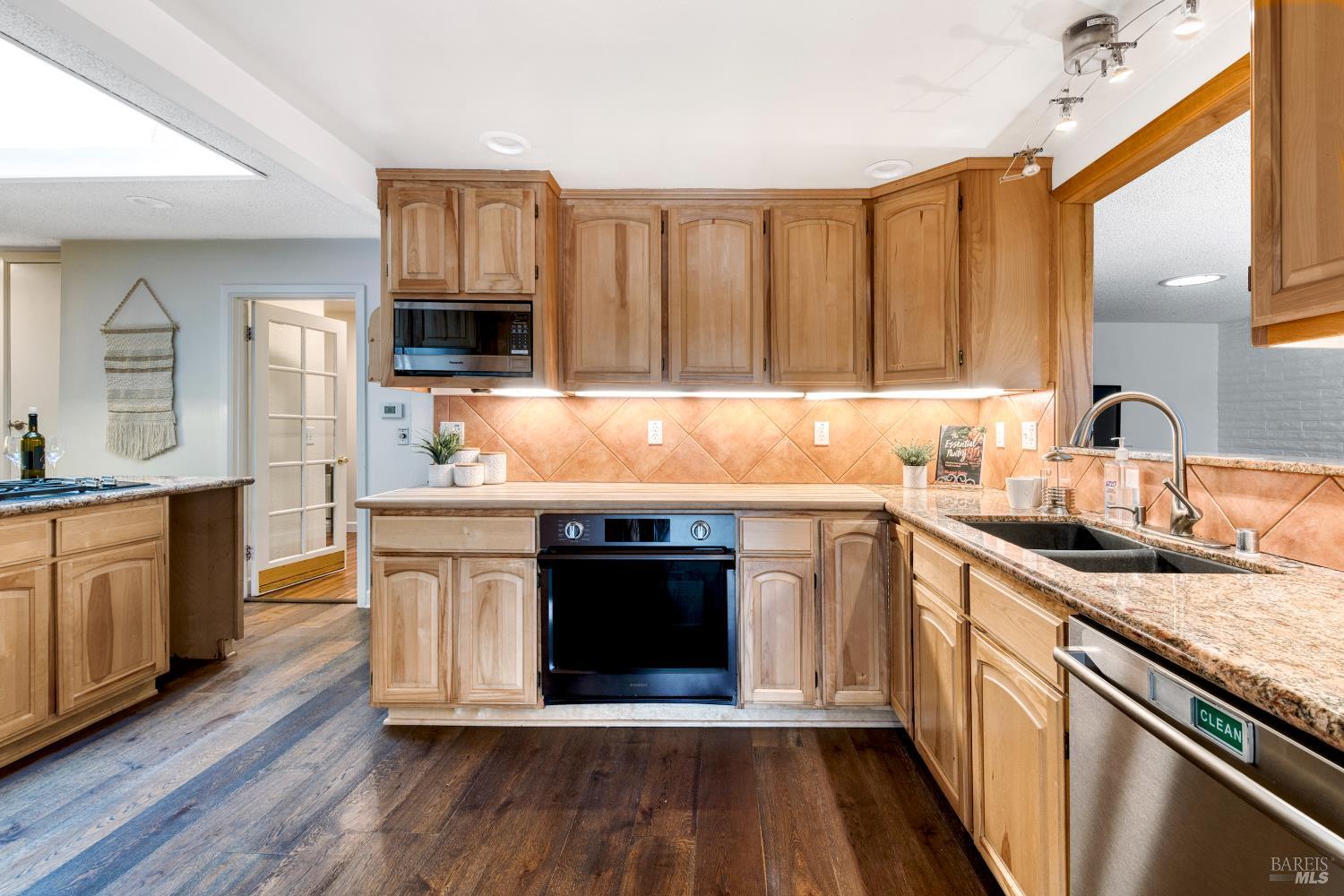 Detail Gallery Image 8 of 28 For 133 Montego Key, Novato,  CA 94949 - 3 Beds | 3 Baths